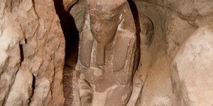 Το άγαλμα με κεφάλι ανθρώπου και σώμα λιονταριού είναι κατασκευασμένο από ψαμμόλιθο