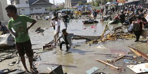 Μοίρασαν τρόφιμα και νερό