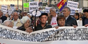 «Έξω οι εγκληματίες από τον καθεδρικό» φωτογραφία: apimages