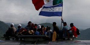 Καραβάνια μεταναστών που κατευθύνονται στις ΗΠΑ/ φωτογραφία: ap