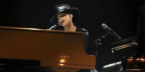 Η Αλίσια Κις παίζει σε δύο πιάνο στα Grammy /Φωτογραφία: AP