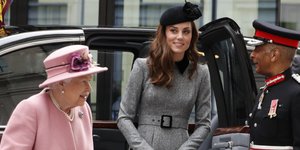 Η Κέιτ Μίντλετον και η βασίλισσα Ελισάβετ /Φωτογραφία: AP