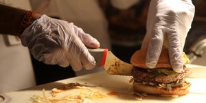 Το Burger Fest πραγματοποιείται από 14 έως 16 Σεπτεμβρίου στο Αμαξοστάσιο Ο.ΣΥ.