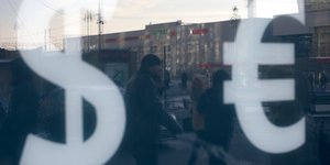 Το δολάριο ξεπέρασε το όριο των 68 ρουβλίων/ Φωτογραφία AP images