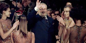 Σχεδίαζε όλα τα κοσμήματα για τις επιδείξεις του