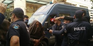 Πλήθος κόσμου έξω από τα δικαστήρια Ηρακλείου / Φωτογραφία: cretalive 