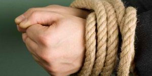 Την απήγαγαν μαζί με το παιδί της και την εξέδιδαν με την απειλή πως θα την σκοτ