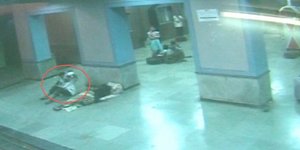 Καρέ καρέ η απαγωγή μωρού μέσα από την αγκαλιά της άστεγης μητέρας του που κοιμά