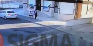 Η στιγμή που οι δύο 11χρονοι ακολουθούν τον απαγωγέα τους. Φωτογραφία: Sigmalive