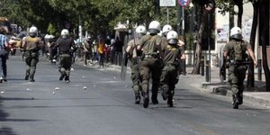 Επεισόδια με πετροπόλεμο και μολότοφ έξω από την ΑΣΟΕΕ - Αγνωστοι κατά Αστυνομικ