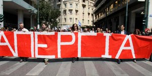 Στα δύο η κυβέρνηση για τους συνδικαλιστές: Κόντρα για τις απεργίες και τα προνό