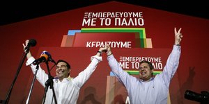 Τσίπρας-Καμμένος πανηγυρίζουν την εκλογική νίκη ένα χρόνο πριν- Φωτογραφία: Nick Paleologos / SOOC