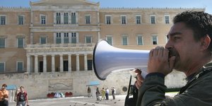Η κυβέρνηση ξορκίζει τις απολύσεις για να γλυτώσει τη λαϊκή εξέγερση