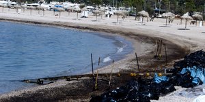 Από τις εργασίες απορρύπανσης σε παραλία της Γλυφάδας. ΦΩΤΟΓΡΑΦΙΑ: EUROKINISSI /ΓΙΩΡΓΟΣ ΚΟΝΤΑΡΙΝΗΣ