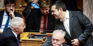 Η χειραψία Τσίπρα- Αποστολάκη στην Βουλή- φωτογραφία eurokinissi