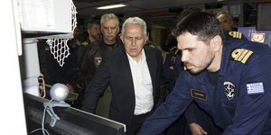 Ο υπουργός Εθνικής Αμυνας Ευάγγελος Αποστολάκης στην φρεγάτα Ψαρά- φωτογραφία intimenews