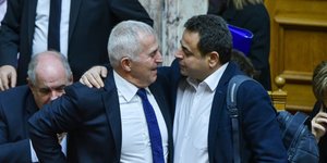 Ο νέος υπουργός Αμυνας Ευ. Αποστολάκης με τον αναπληρωτή υπ. Ναυτιλίας Νεκτάριο Σαντορινιό