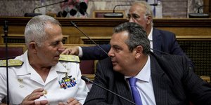 Ο Ναύαρχος Αποστολάκης με τον πρώην πλέον υπουργό Αμυνας Πάνο Καμμένο στην Βουλή- φωτογραφία eurokinissi