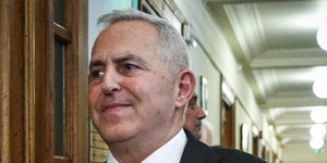 Ο υπ. Αμυνας Ευάγγελος Αποστολάκης προσέρχεται στο πρώτο του υπουργικό συμβούλιο -Φωτογραφία: EUROKINISSI/ΤΑΤΙΑΝΑ ΜΠΟΛΑΡΗ