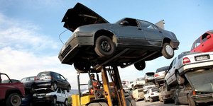 Παράταση ενός έτους στην απόσυρση παλαιών αυτοκινήτων