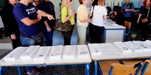 Η οριακή διαφορά ΝΔ – ΣΥΡΙΖΑ θα καθυστερήσει την επίσημη πρόβλεψη