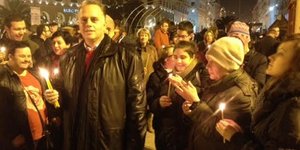 Βγήκαν με τα κεριά και διαμαρτυρήθηκαν για την ... αιθαλομίχλη [εικόνες&βίντεο] 