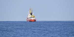 141 μετανάστες που περισυνέλεξε από τη θάλασσα μεταφέρει το πλοίο Aquarius /Φωτογραφία: AP