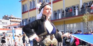 Η Φωτεινή Αραμπατζή με παραδοσιακή φορεσιά στην παρέλαση/ Φωτογραφία: Facebook