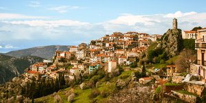 Πανοραμική άποψη της γραφικής Αράχωβας / Φωτογραφία: Shutterstock