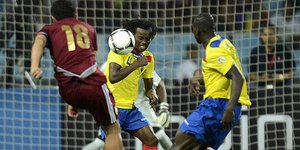 Εκπληκτικό γκολ με δυνατό σουτ αρκετά μέτρα έξω από την περιοχή [βίντεο]