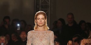 H Ευαγγελία Αραβανή σε επίδειξη νυφικών