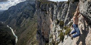 Απίστευτο: Σκαρφάλωσε σε απόκρημνο βράχο 155 μέτρων με γυμνά χέρια [εικόνες]