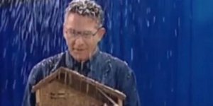 Ο Κώστας Αρβανίτης βγήκε αγκαλιά με μία φάτνη
