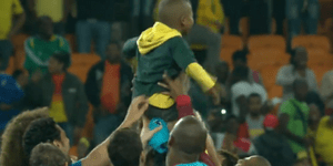 Μπόμπιρας έκανε «ντου» σε γήπεδο και χάρη στους παίκτες ένιωσε σαν σταρ του ποδο