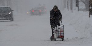 Θέλει τόλμη για να βγεις αυτές τις μέρες για ψώνια στην Πενσυλβάνια (Φωτογραφία: ΑΡ) 