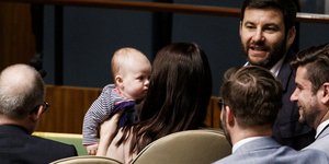 Με την κόρη πήγε η Αρντερν στον ΟΗΕ/ Φωτογραφία: ΑΠΕ- EPA- JUSTIN LANE