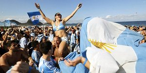 Οι οπαδοί της Αργεντινής έκαναν κατάληψη στην παραλία της Κόπακαμπάνα και σπάνε 