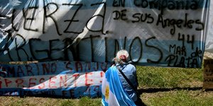 Κάποιοι συγγενείς των αγνοουμένων δεν λένε να εγκαταλείψουν τις ελπίδες (Φωτογραφία: ΑΡ)