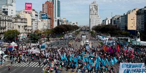 Διαδηλωτές κατά της οικονομικής πολιτικής του προέδρου Μάκρι στην Αργεντινή/Φωτογραφία: AP