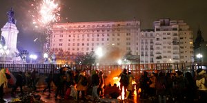 Διαδηλωτές κατά των αμβλώσεων πανηγυρίζουν με πυροτεχνήματα έξω από το Κοινοβούλιο για την απόφαση της Γερουσίας (Φωτογραφία: ΑΡ)