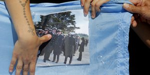 Φωτογραφία μελών του πληρώματος του υποβρυχίου στα χέρια συγγενών τους (AP/ Vicente Robles)