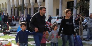 Οι μετανάστες είχαν στρατοπεδεύσει στην πλατεία Αριστοτέλους από την Πέμπτη- φωτογραφία eurokinissi
