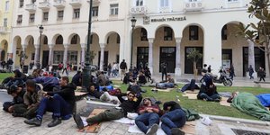 μετανάστες στην πλατεία Αριστοτέλους/Φωτογραφία: Eurokinissi