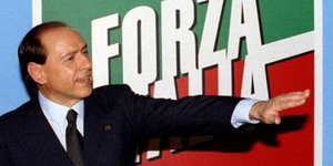 Από την κορυφή στην απόλυτη καταστροφή -Η καριέρα του Σίλβιο Μπερλουσκόνι μέσα α