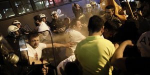 Επεισόδια έξω από το τουρκικό προξενείο (Φωτογραφία: SOOC/ ΚΩΝΣΤΑΝΤΙΝΟΣ ΤΣΑΚΑΛΙΔΗΣ)