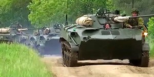 Ρωσικά τεθωρακισμένα μετέχουν στην άσκηση στην περιοχή Τσίτα της ανατολικής Σιβηρίας (Φωτογραφία: ΑΡ/Ρωσικό υπουργείο Άμυνας) 