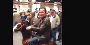 O Σβαρτζενεγκερ ξεμωράθηκε -Κάνει τον κάουμποϊ πάνω σε παιδικό αλογάκι [βίντεο]