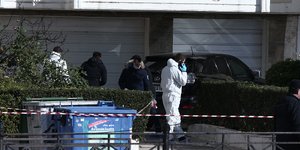Αστυνομικοί έξω από το σπίτι του επιχειρηματία στον Πειραιά μετά την αρπαγή του