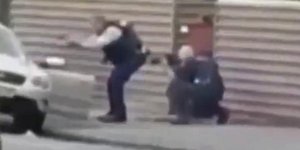 Η στιγμή που δύο αστυνομικοί συλλαμβάνουν έναν από τους υπόπτους (Φωτογραφία: YouTube)