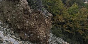Τεράστιος βράχος «απειλούσε» τους οδηγούς